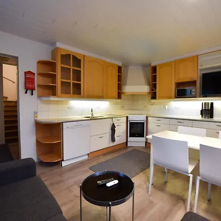 Perheystaevaellinen Paritalo Apartment